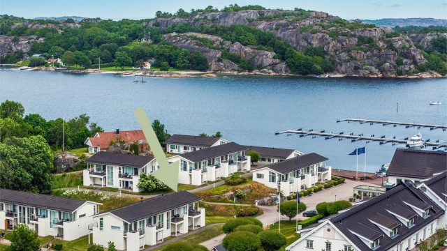 På sommerstid våkner hele øya til liv med hyggelige spisesteder, kafeer, gallerier og et rikt kulturliv.