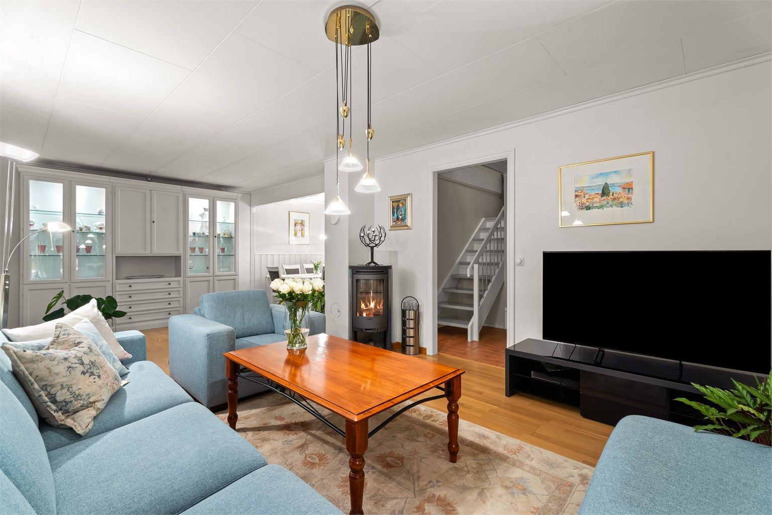 Stuen har en delvis åpen kjøkken- og stueløsning - som skaper naturlige soner for kjøkken og stue