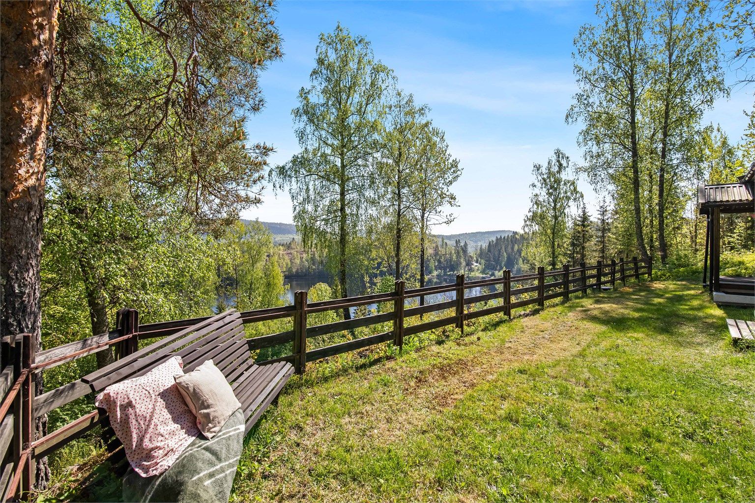 På fremsiden siden av hytta er det opparbeidet en gressplen, perfekt til lek og moro for både store og små. 