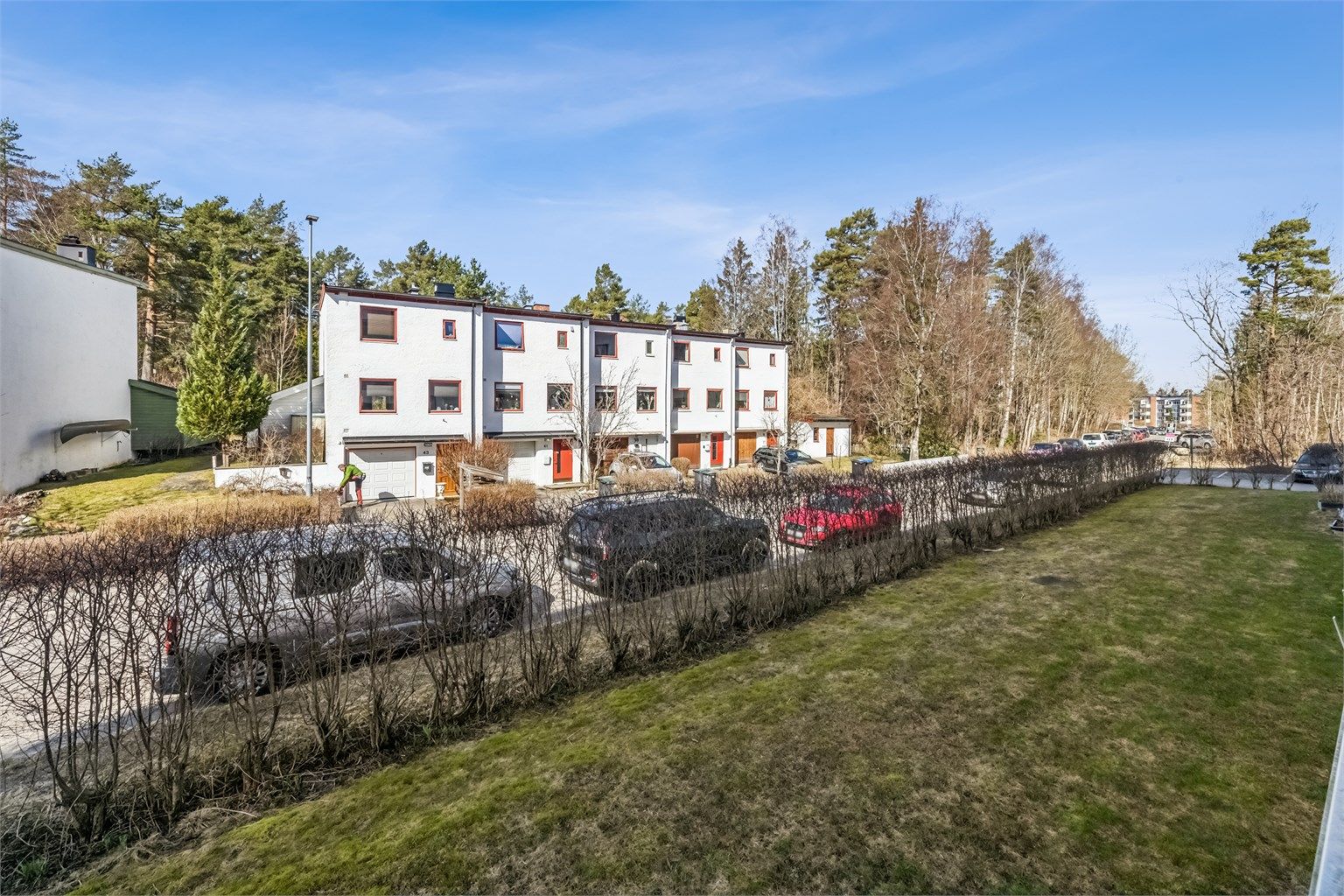 Området er stille og rolig, med umiddelbar nærhet til skog og mark.