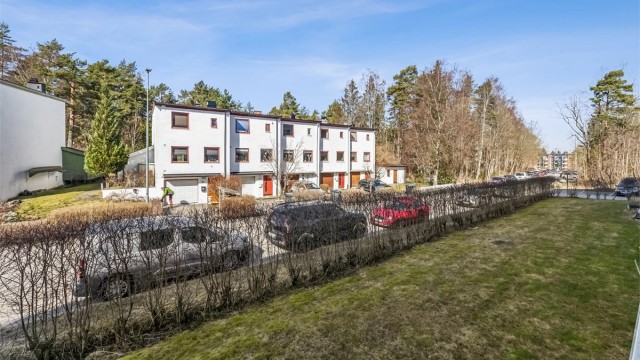 Området er stille og rolig, med umiddelbar nærhet til skog og mark.