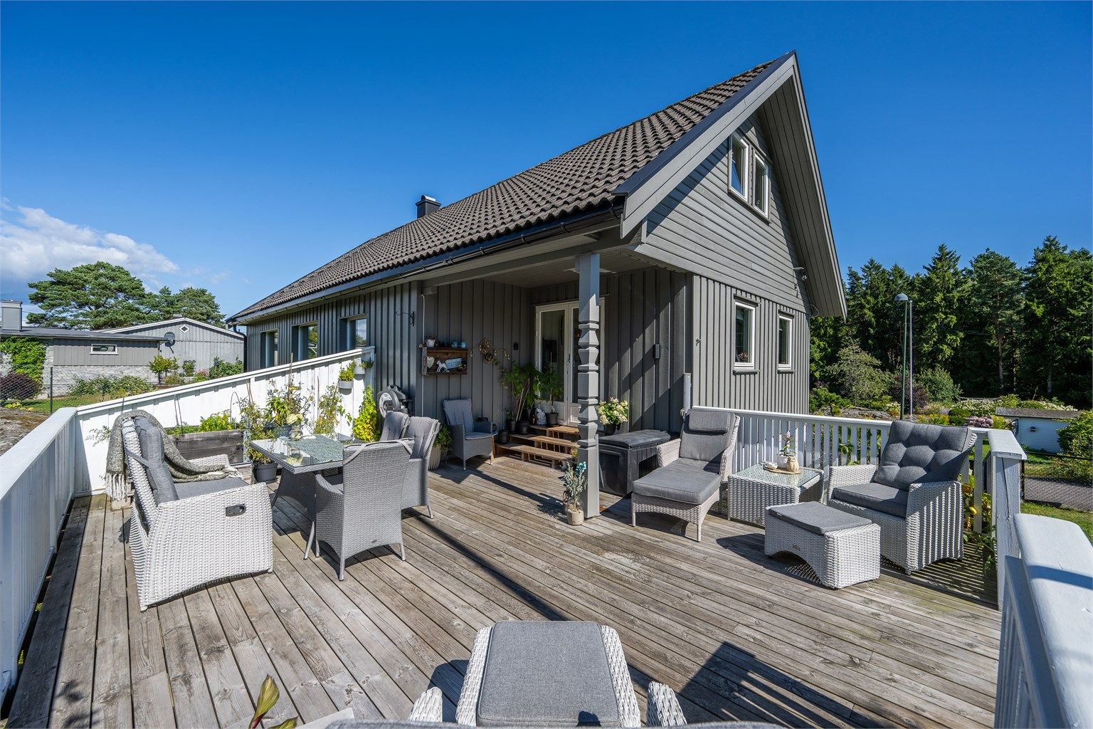 Stor, vestvendt terrasse på ca. 37 m², bygget i 2018, med god plass til flere sittegrupper.