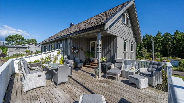 Stor, vestvendt terrasse på ca. 37 m², bygget i 2018, med god plass til flere sittegrupper.
