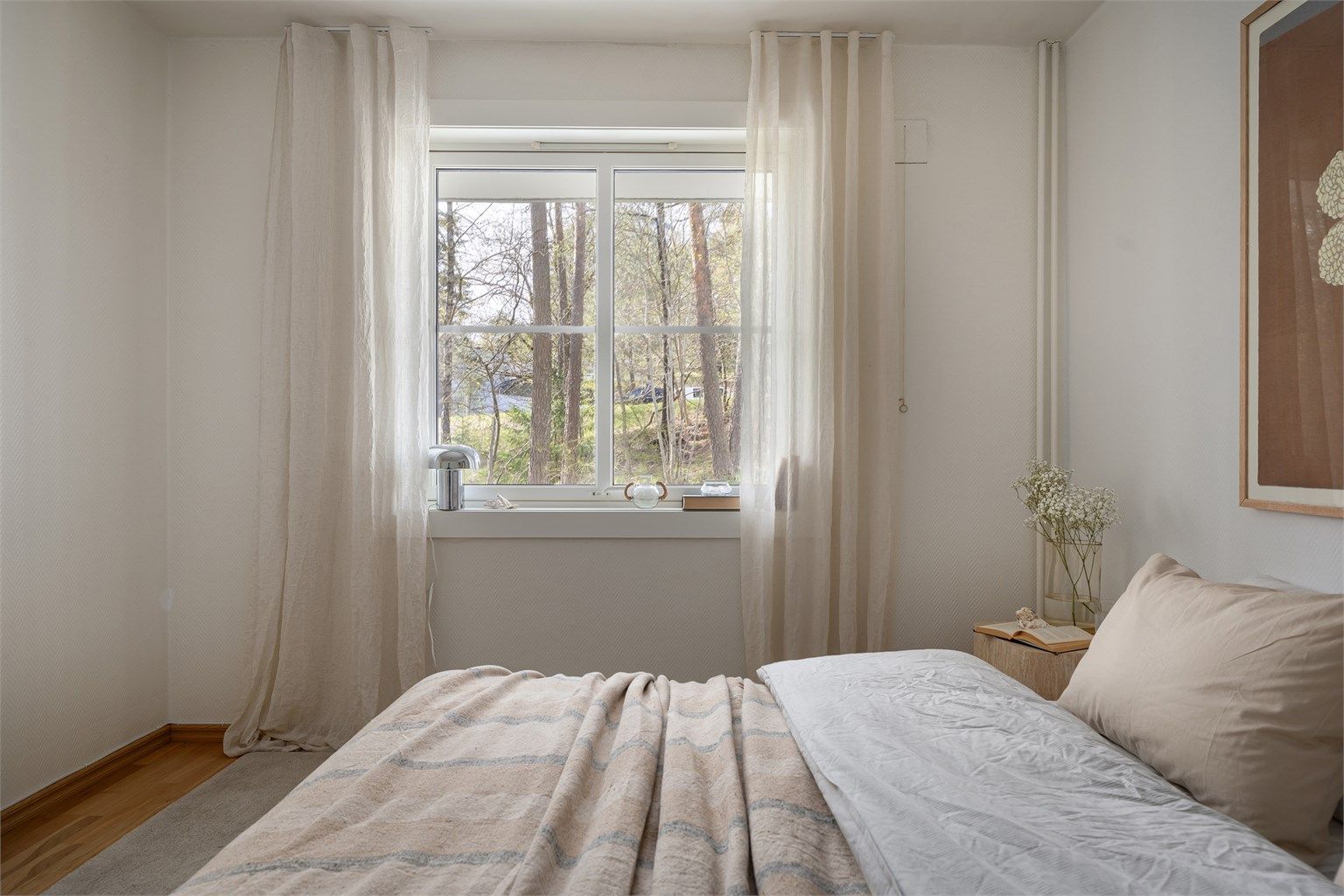 Rommet er vendt ut mot terrassen og de frodige fellesarealene, så og si helt fritt for innsyn