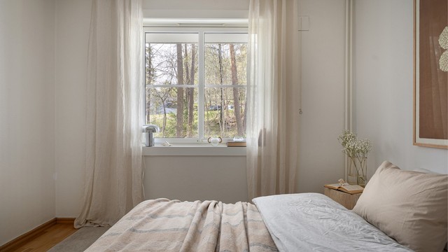 Rommet er vendt ut mot terrassen og de frodige fellesarealene, så og si helt fritt for innsyn