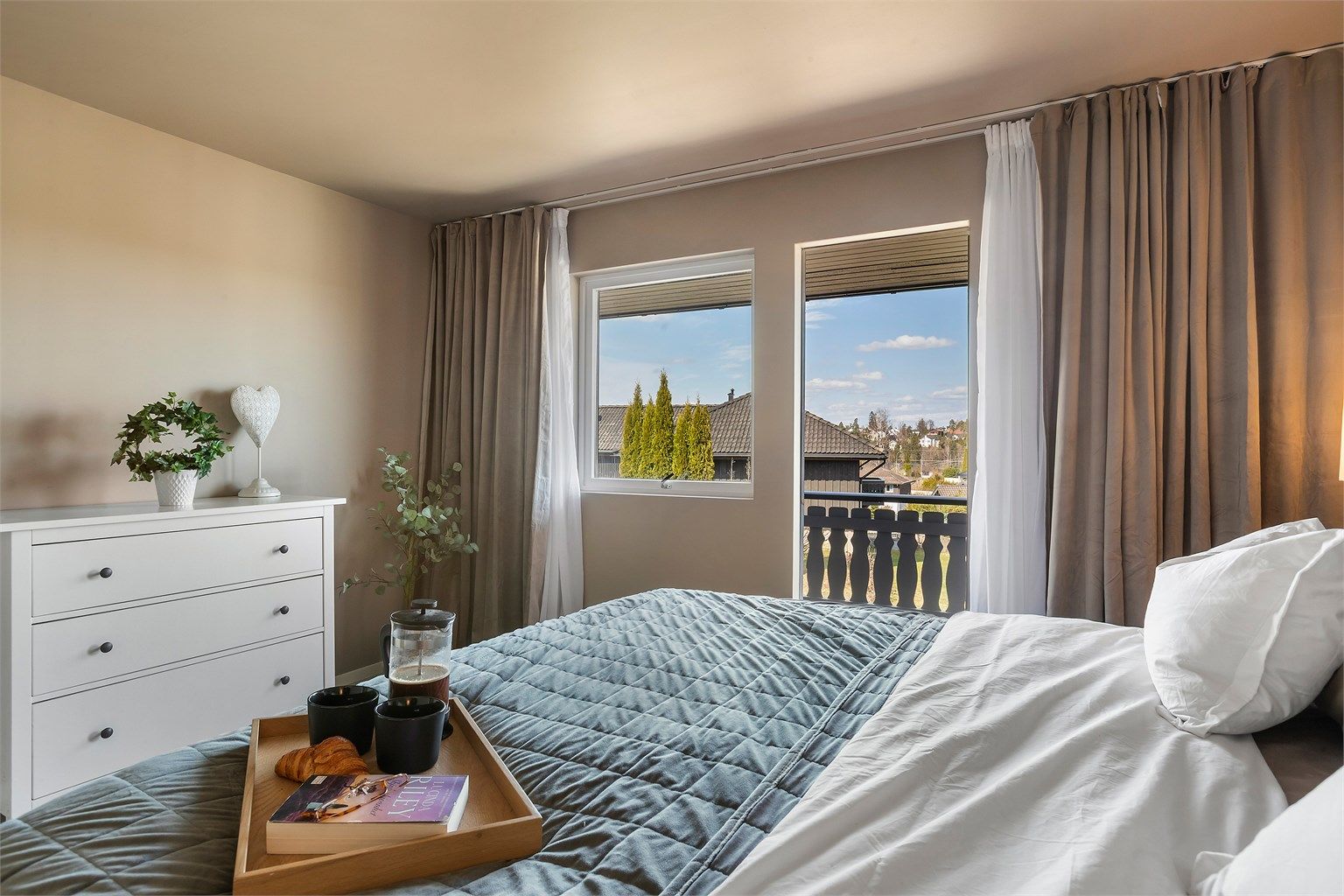 Fra hovedsoverommet er det utgang til en stor takterrasse/balkong.