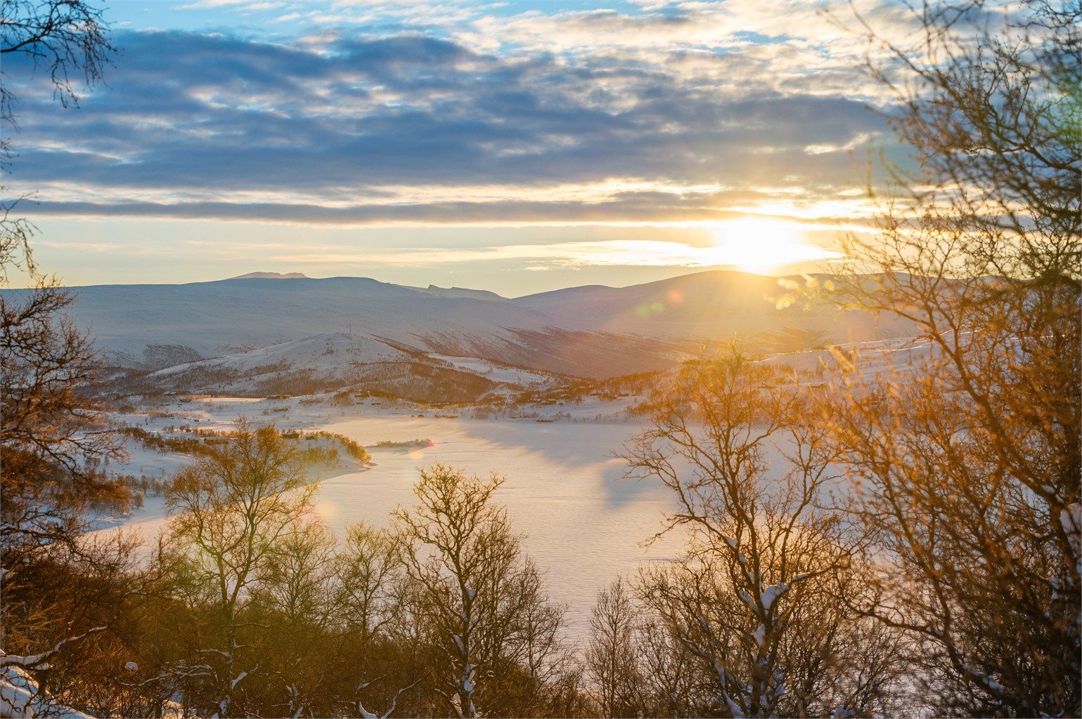 Trollheimens topper i det fjerne. 