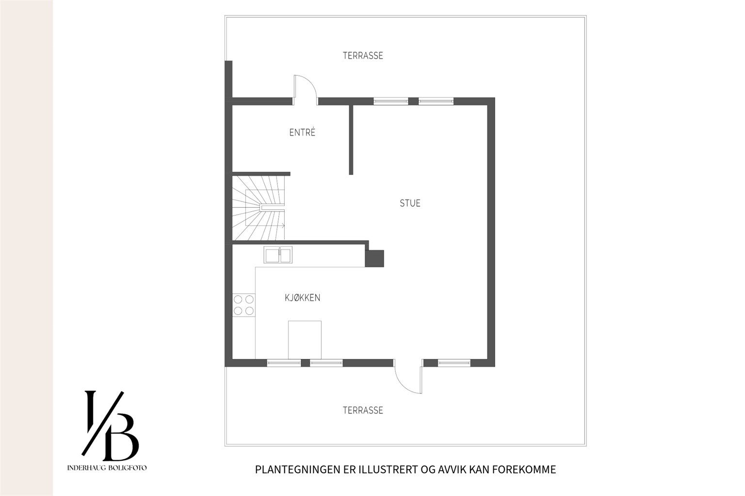 Hovedetasjen har en åpen og sosial planløsning mellom stue og kjøkken, med utgang til uteplasser på begge sider av boligen.