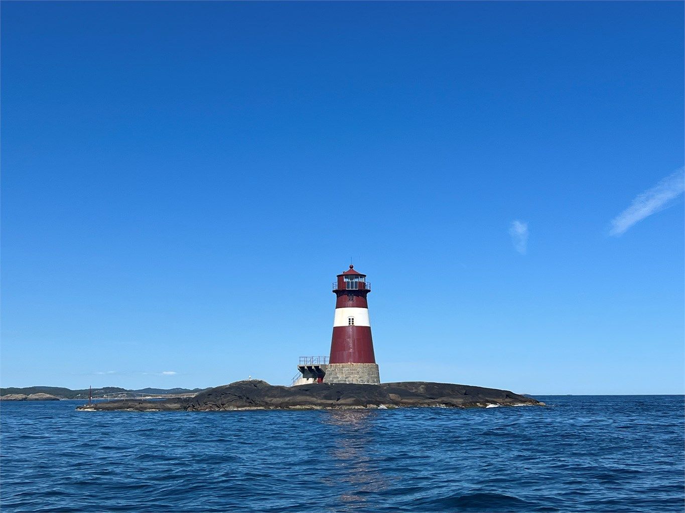 I nærheten ligger Raet Nasjonalpark, et unikt kystlandskap som inviterer til et rikt friluftsliv.
