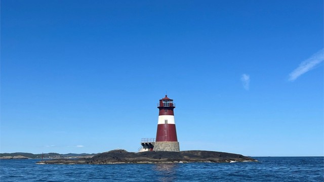 I nærheten ligger Raet Nasjonalpark, et unikt kystlandskap som inviterer til et rikt friluftsliv.