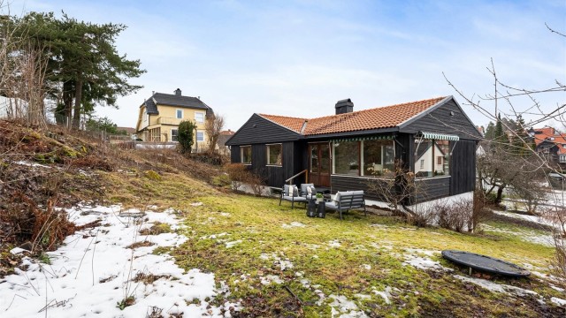 Den svakt skrånende tomten er opparbeidet med plen og gir gode solforhold.