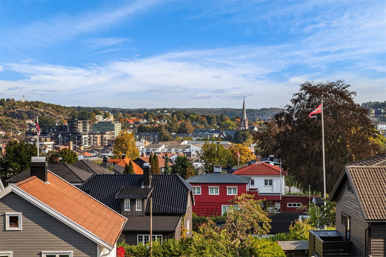 Utsikt mot sentrumsbebyggelsen med Sandefjord kirke i horisonten.