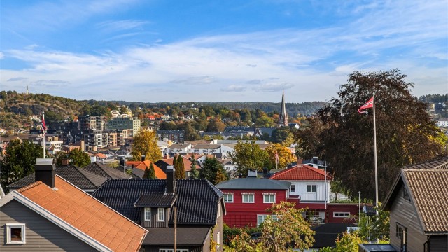 Utsikt mot sentrumsbebyggelsen med Sandefjord kirke i horisonten.