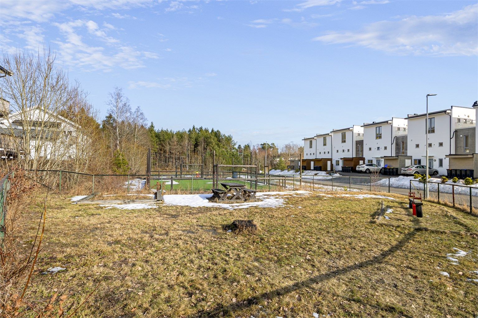 Lekeplass og ballbinge noen få meter fra inngangsdøren.