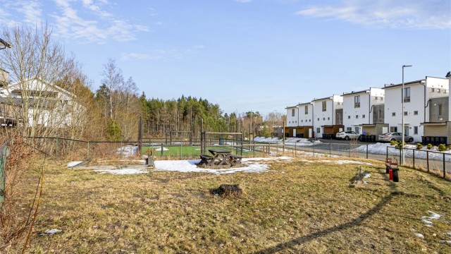 Lekeplass og ballbinge noen få meter fra inngangsdøren.