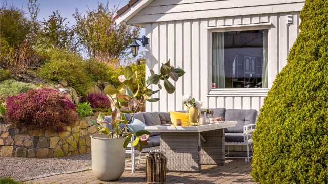 Velkommen til Vatnaneset 23, en nydelig eiendom på høyde med idyllisk utsikt over Alvøpollen og Sotrabroen.