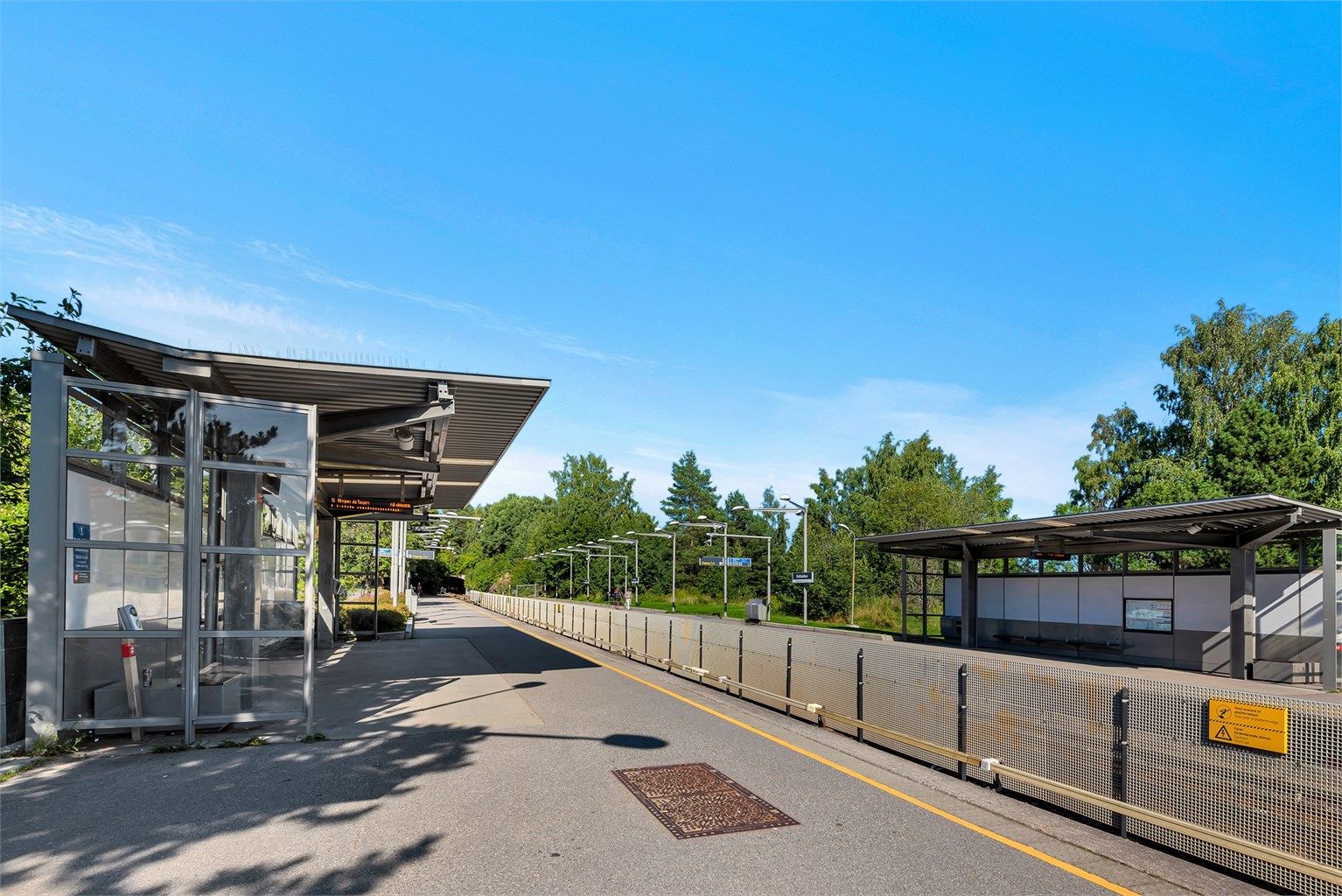 Fra Kalbakken T-banestasjon, i gangavstand fra boligen, tar reisen til Jernbanetorget ca. 19 minutter.