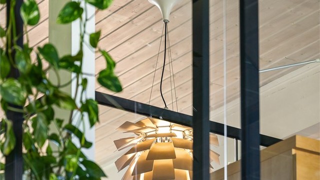 Hemsen er åpen ned mot stuen, noe som skaper en visuell forbindelse mellom etasjene.