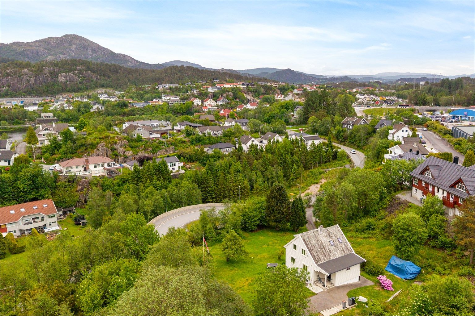 Huset ligger stragisk sentralt plassert i Drotningsvik. 
