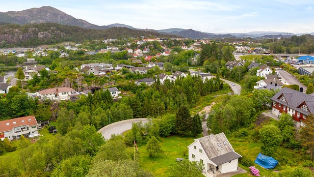 Huset ligger stragisk sentralt plassert i Drotningsvik.