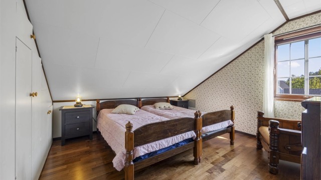 Det andre soverommet i loftsetasjen har parkettgulv og god plass til garderobeløsning.