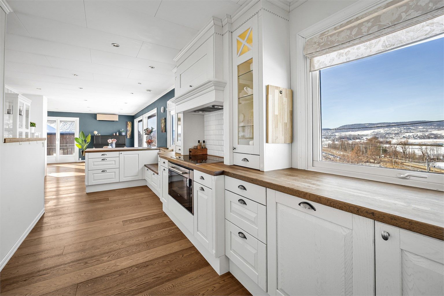 Godt med benke- og skapplass gir rikelig med rom for matlaging og oppbevaring.