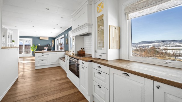 Godt med benke- og skapplass gir rikelig med rom for matlaging og oppbevaring.