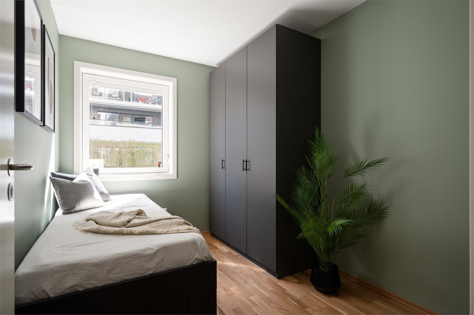 Det andre soverommet er også romslig med plass til både seng, skrivebord og garderobe