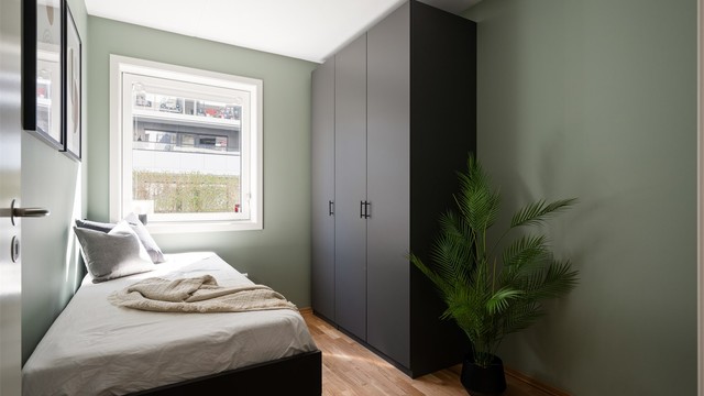 Det andre soverommet er også romslig med plass til både seng, skrivebord og garderobe