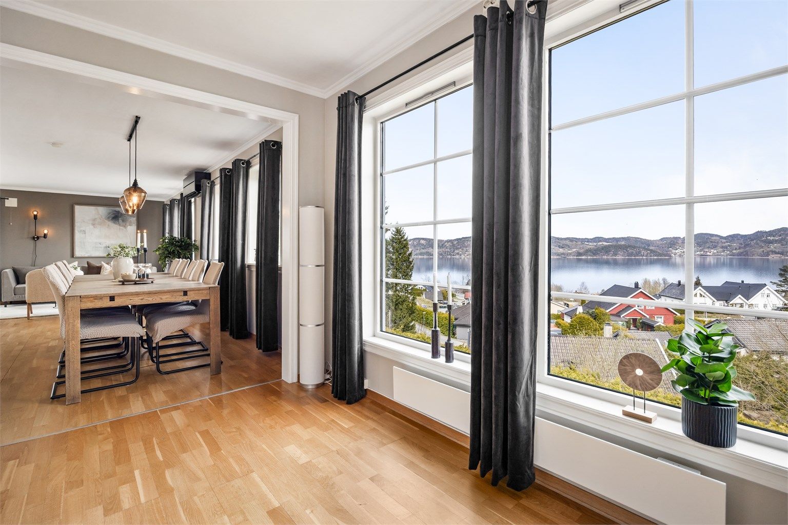 Den åpne planløsningen gir en helhetlig romfølelse og gjør det enkelt å være sosial på tvers av sonene.