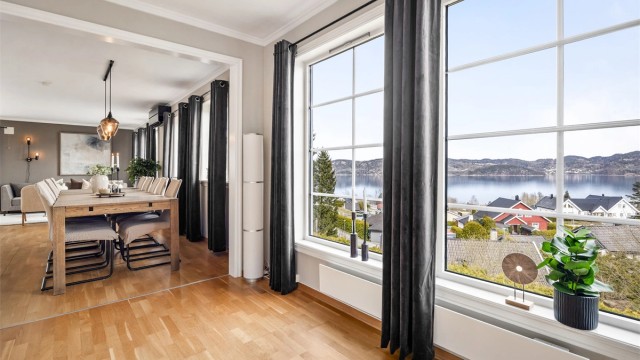 Den åpne planløsningen gir en helhetlig romfølelse og gjør det enkelt å være sosial på tvers av sonene.