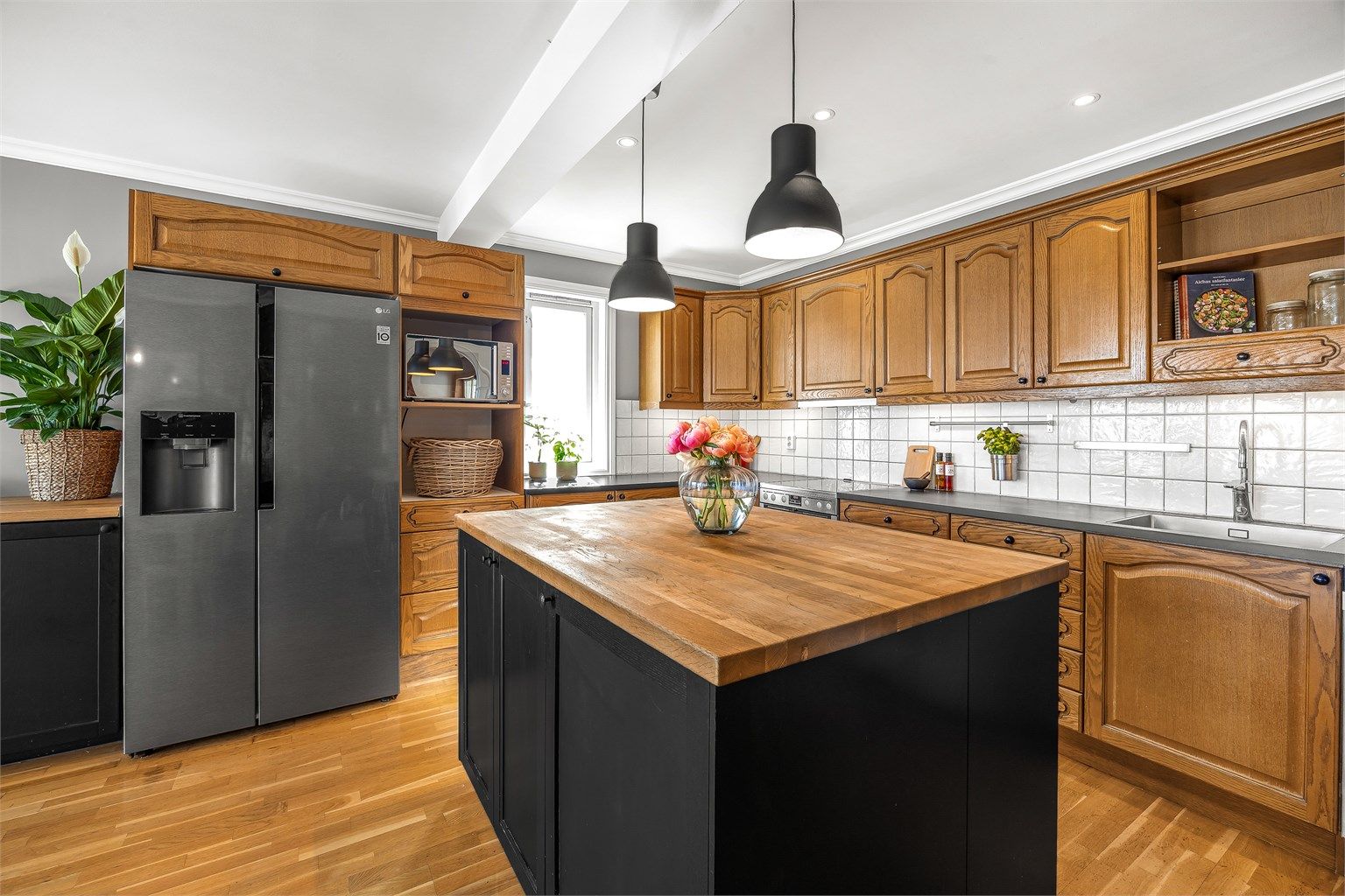 Oppgradert med nye benkeplater, oppvaskkum og noe skapinnredning i senere tid.