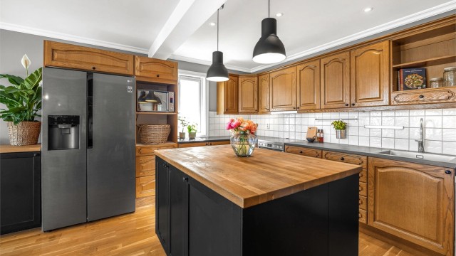 Oppgradert med nye benkeplater, oppvaskkum og noe skapinnredning i senere tid.