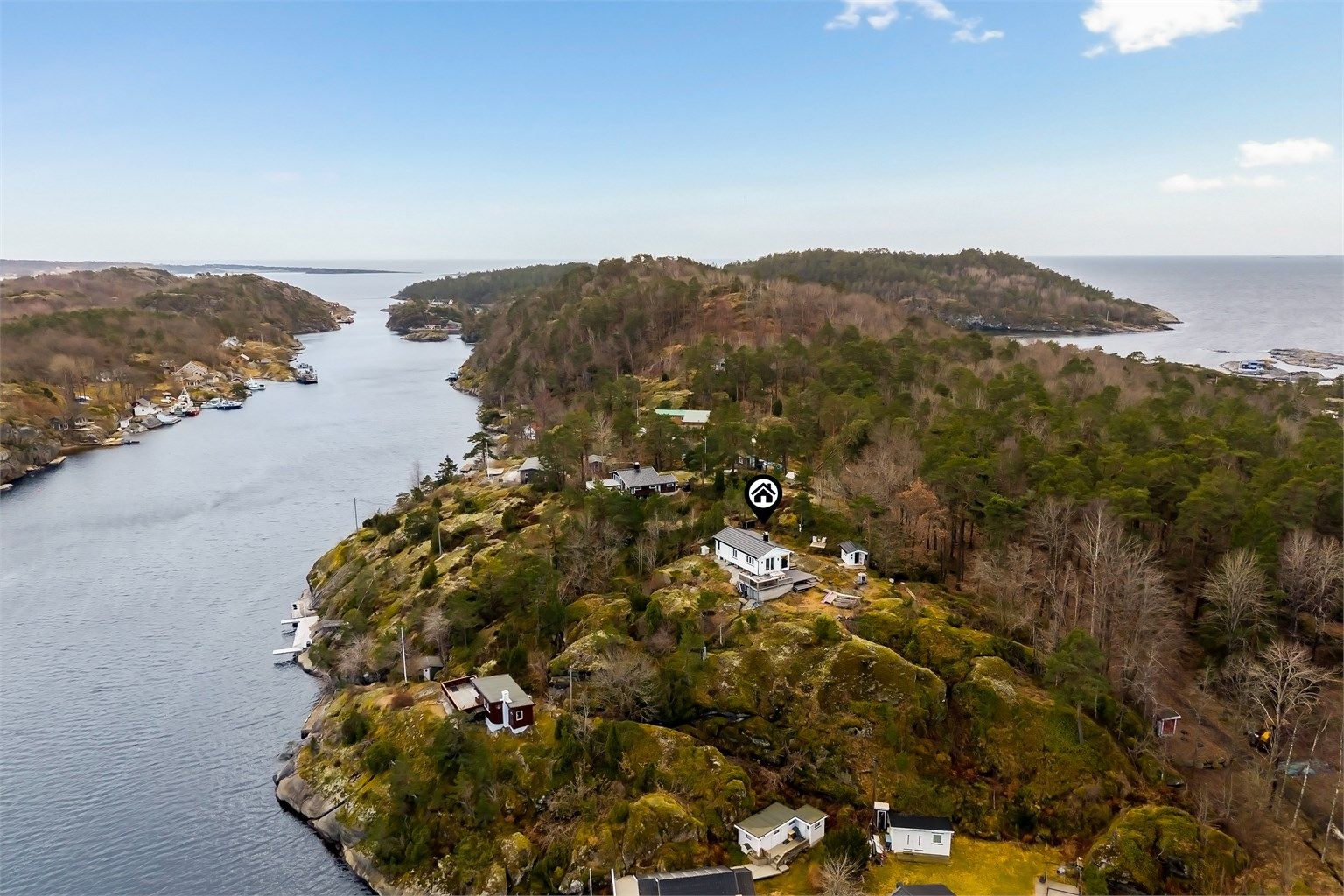 Store Arøya ligger ytterst i fjorden mot Skagerak. Hytta har en usjenert, solrik og skjermet plassering. 
