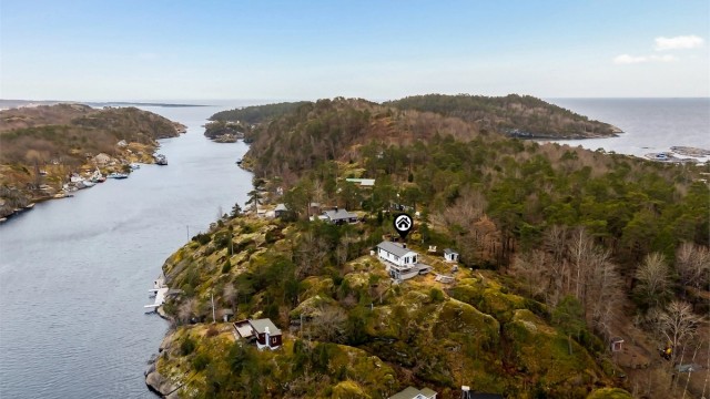 Store Arøya ligger ytterst i fjorden mot Skagerak. Hytta har en usjenert, solrik og skjermet plassering.
