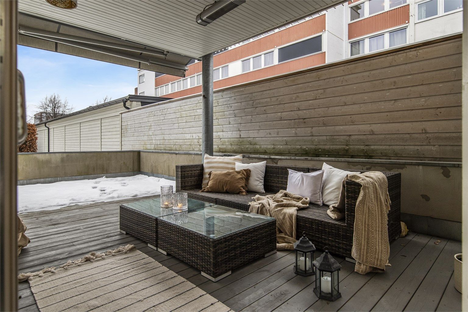 Sydvendt terrasse med elektrisk markise med vindmåler 