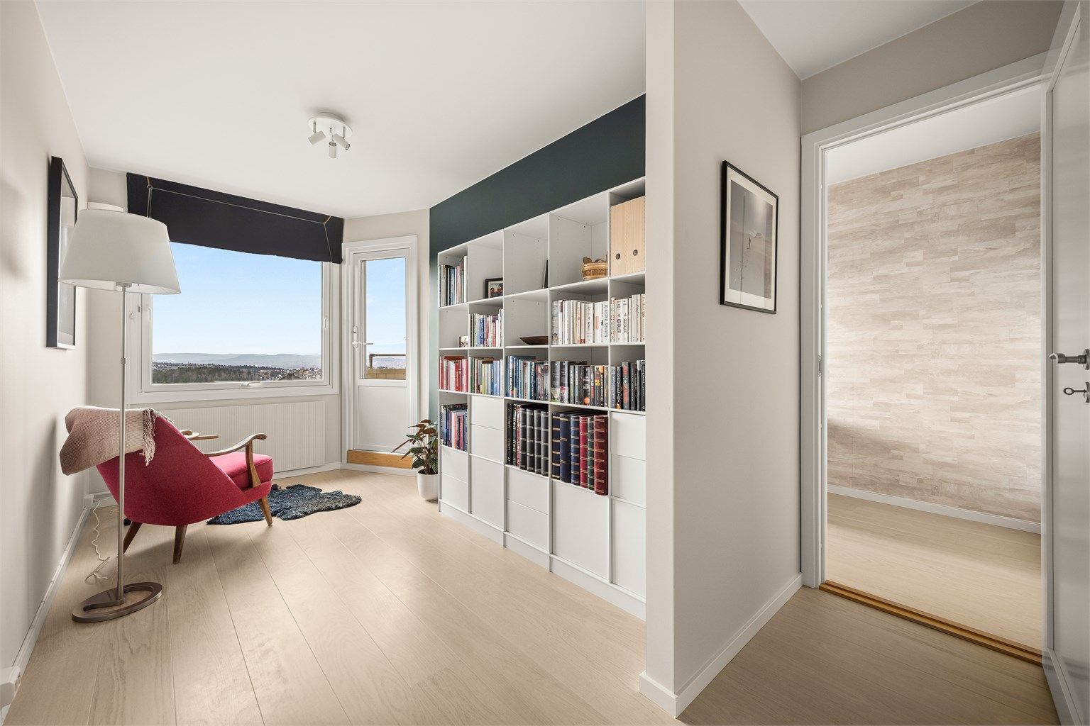 Soverom 3 er i dag åpnet noe opp og benyttes som bibliotek.