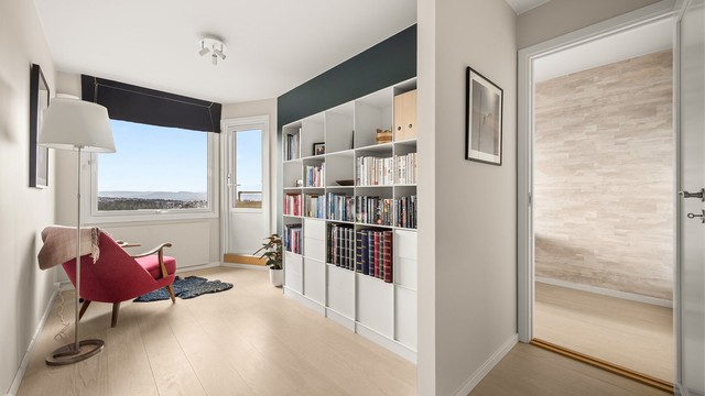 Soverom 3 er i dag åpnet noe opp og benyttes som bibliotek.