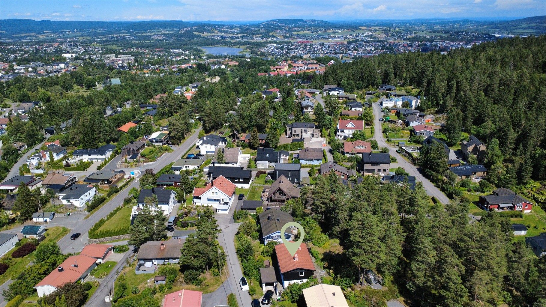 Eiendommen ligger i et etablert og familievennlig boligområde på Løvenstad. Og grenser til ubebygd skogsareal som eies 2/26 deler av av denne eiendommen