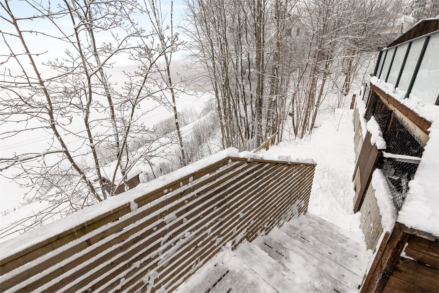 Fra terrassen fører trappen videre ned til felles utearealer.