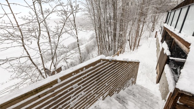 Fra terrassen fører trappen videre ned til felles utearealer.