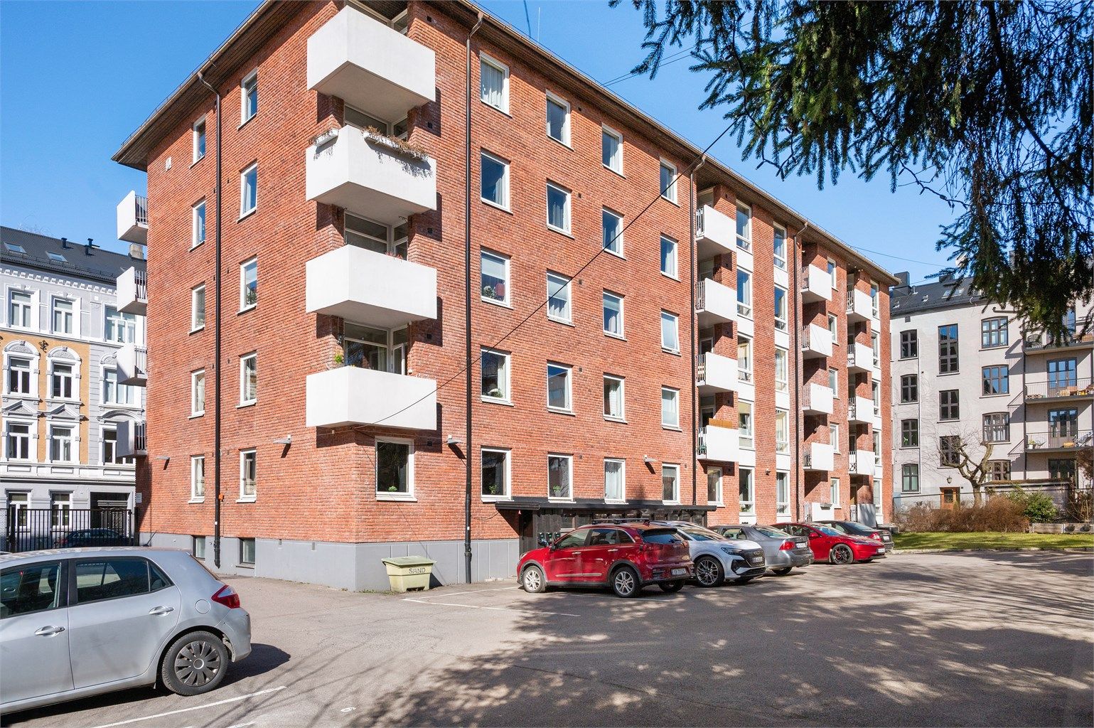 Leiligheten er svært innbydende, og har en lys og luftig beliggenhet i byggets 4. etasje med heisadkomst.