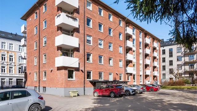 Leiligheten er svært innbydende, og har en lys og luftig beliggenhet i byggets 4. etasje med heisadkomst.