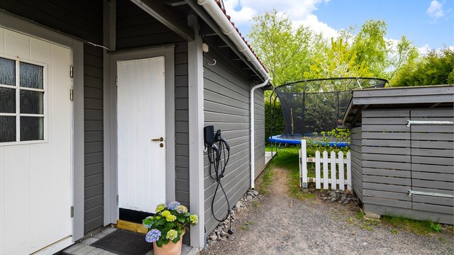 Ved inngangspartiet er det en praktisk sportsbod og installert elbil-lader.