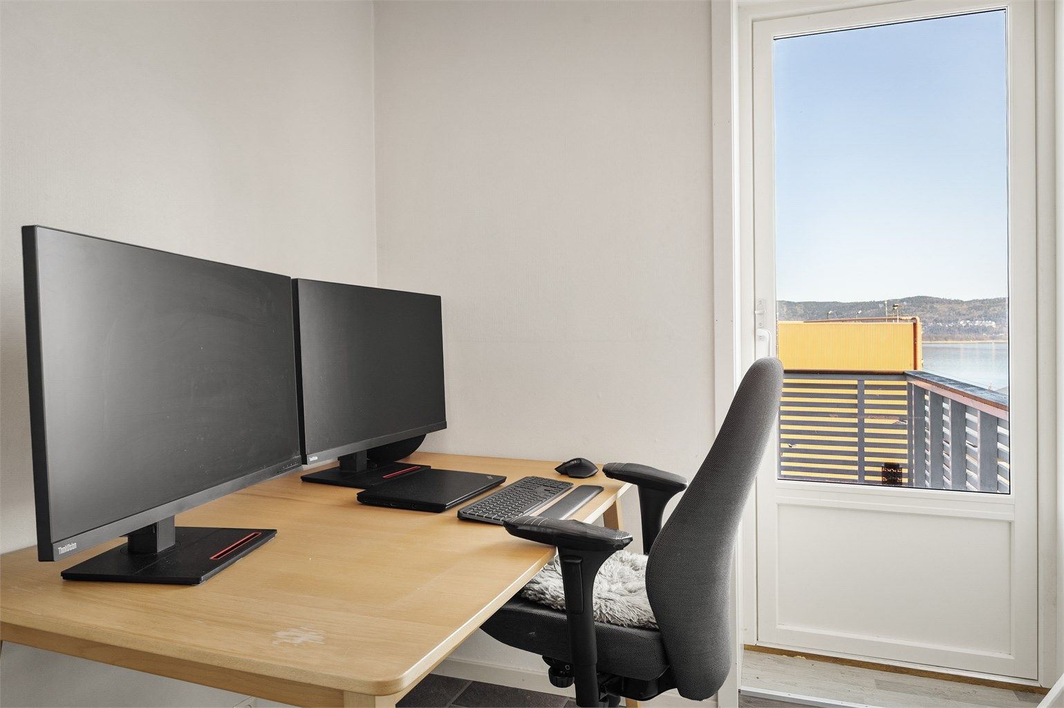 Adkomst til bod og utgang til veranda fra soverom 2