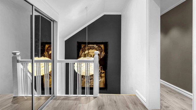 Gangarealet i øverste etasje har en stor skyvedørsgarderobe for ekstra oppbevaring.