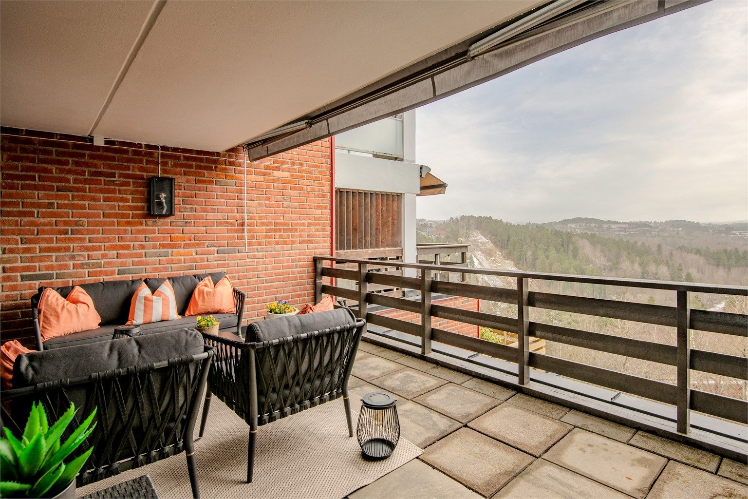 Velkommen til Knud Øyens vei 5C og denne flotte terrasseleiligheten med flott utsikt og sol fra morgen til kveld - Presentert av Christoffer S. Akerjordet og Krogsveen Nordstrand