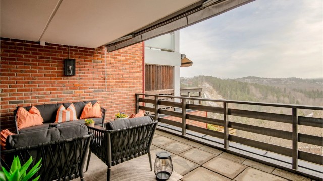 Velkommen til Knud Øyens vei 5C og denne flotte terrasseleiligheten med flott utsikt og sol fra morgen til kveld - Presentert av Christoffer S. Akerjordet og Krogsveen Nordstrand