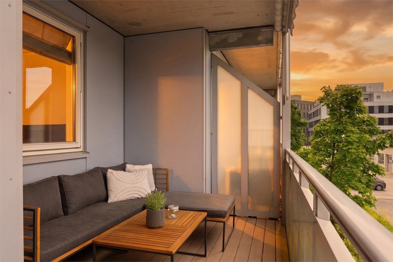 Leiligheten har en usjenert og attraktiv beliggenhet i andre etasje, med en romslig vestvendt balkong på ca. 13 m².