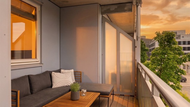 Leiligheten har en usjenert og attraktiv beliggenhet i andre etasje, med en romslig vestvendt balkong på ca. 13 m².